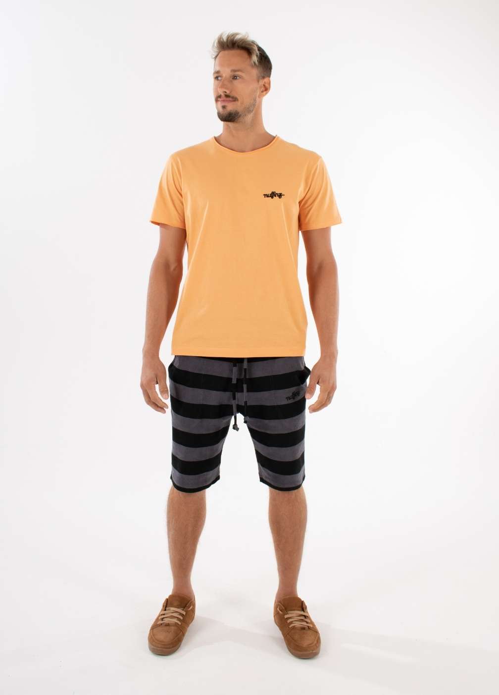 nuffinz EBONY TOWEL SHORTS ST - whole outfit visible from the front - made out of organic terry cloth - sustainable men's shorts - dark grey striped